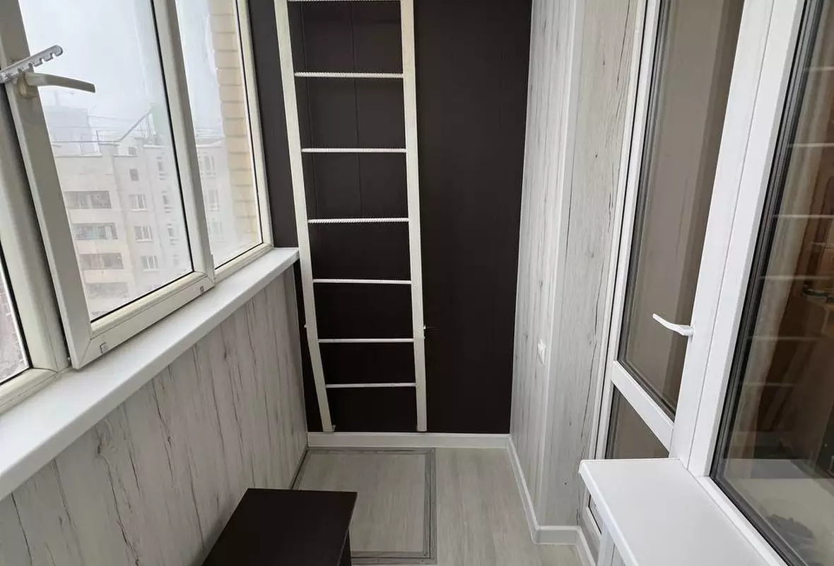 Красивая отделка балкона МДФ панелями