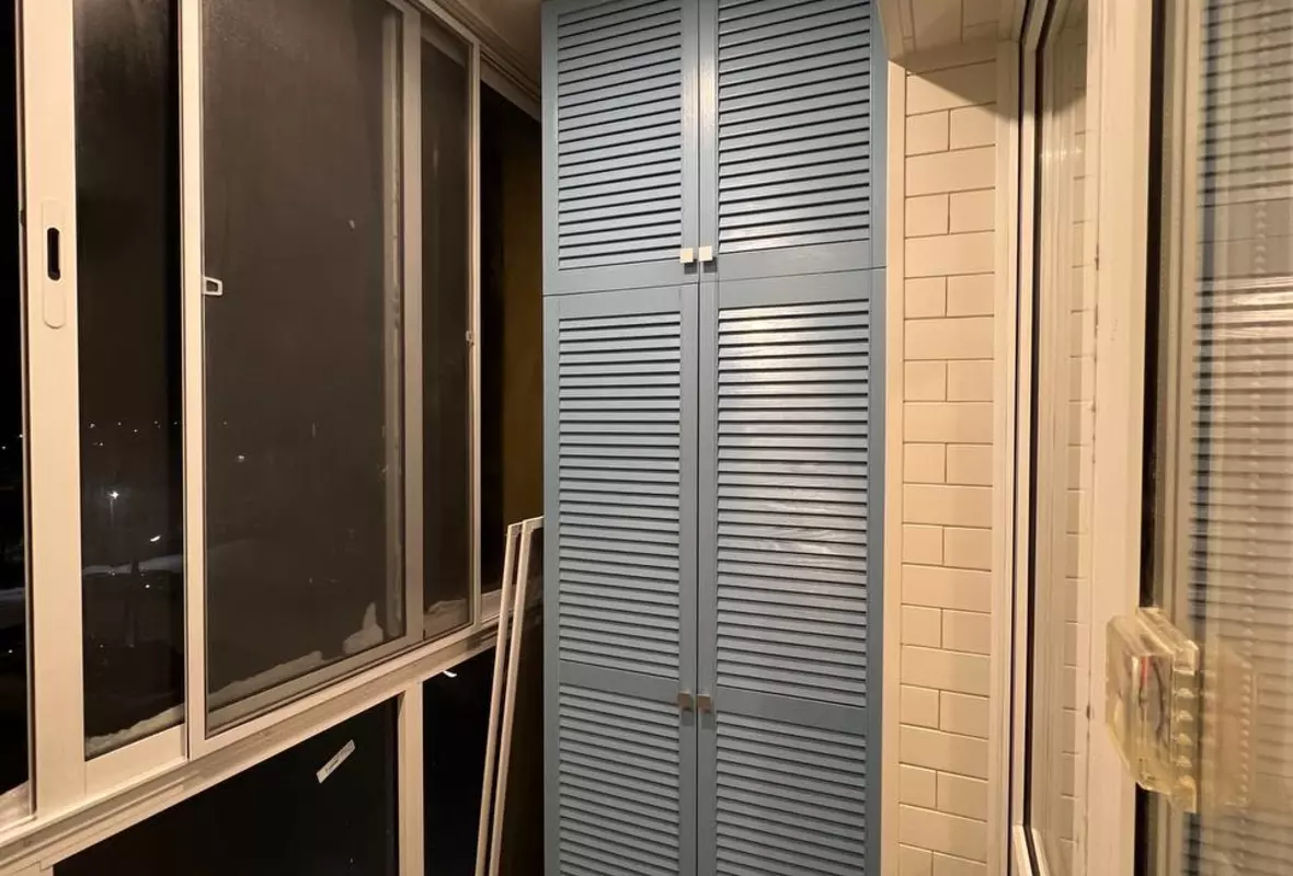 Маленькая, но функциональная лоджия
