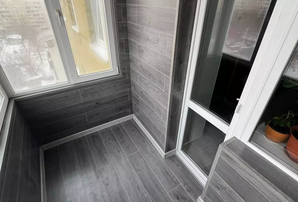 Отделка лоджии ламинатом, шкафы ЛДСП